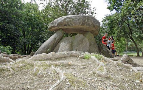 La imagen corresponde al verano del 2013, cuando el dolmen sí tuvo visitas guiadas.