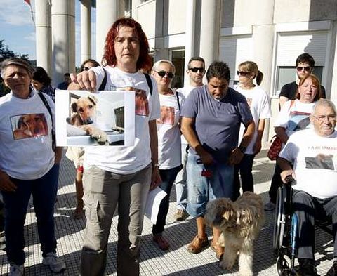 Os Palleiros protest� en A Parda cuando se juzg� a un vecino de Salcedo que dej� morir a dos perros. 