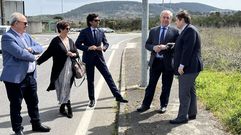 Los representantes de Kern Pharma y del Ayuntamiento de Monforte, ayer en su visita a la parcela del pol�gono de O Reboredo en la que esta farmac�utiva construir� su f�brica