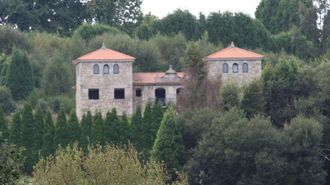 Imagen del pazo construido en Abegondo con restos del desaparecido de Reibó, en Negreira