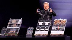 Jensen Huang, director general de Nvidia, presentando sus nuevos dispositivos, claves en el desarrollo de la inteligencia artificial
