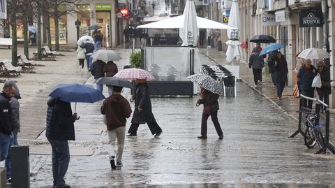 Personas caminando por el entorno de la plaza de Armas.