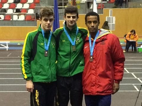Adrián, a la izquiera, en el podio del campeonato gallego. 
