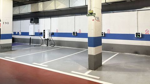 Punto de carga r�pida en el p�rking subterr�neo de la plaza de toros de Pamplona: obliga a pagar el aparcamiento.