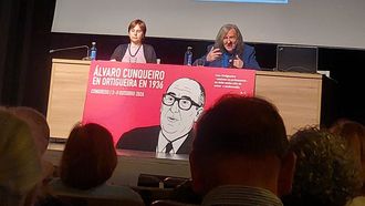 Claudio Rodr&iacute;guez Fer, durante la conferencia inaugural del congreso, junto a la periodista Teresa Bouza