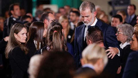 El rey Felipe VI junto a familiares de las víctimas