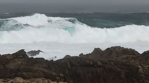 El fuerte oleaje ya se deja sentir en la costa de Corrubedo