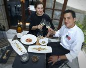 Esther y Yayo Daporta posan con el men� que servir�n en su restaurante. 