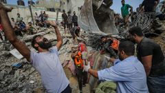Voluntarios recuperan el cuerpo de una ni�a de entre los escombros de�la vivienda de la familia palestina Al Faseih.
