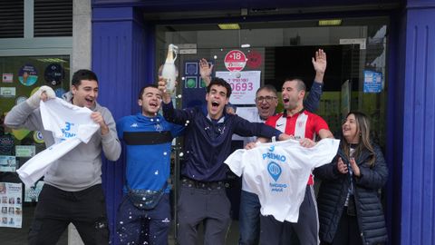 Vecinos de Igorre (Bizkaia) celebran el tercer premio del Sorteo de Navidad