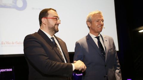 El presidente del Principado de Asturias, Adrin Barbn, y el presidente de la Xunta de Galicia, Alfonso Rueda, durante la celebracin de los Encuentros del Eo el pasado mes de noviembre en Ribadeo