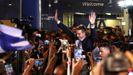 Kyriakos Mitsotakis celebr� el triunfo en la entrada de la sede de su partido
