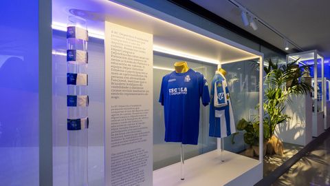 Tributo a la fundaci�n del Deportivo y al D�por Genuine, con un Teresa Herrera de fondo.