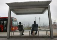 Dos vecinos aguardando el bus en la nueva marquesina instalada en la Marina. 