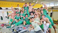 Los jugadores celebraron el triunfo frente al Castilla en la ciudad deportiva del Real Madrid