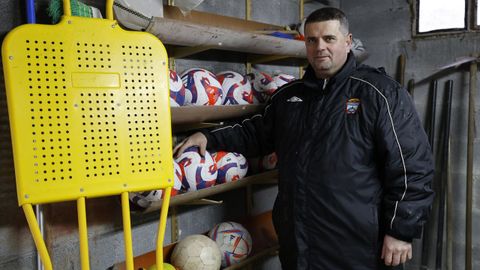 Benedicto Garc�a, en uno de los almacenes que tienen en el campo de A Granda. 