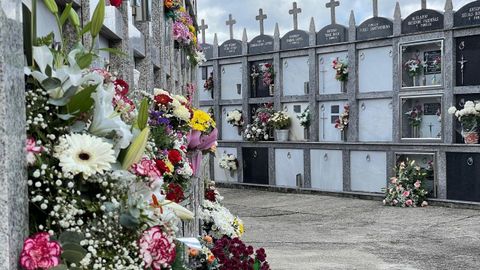 Flores en el cementerio de Guitiriz en el da de Santos