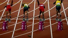 La botella, en la parte inferior mientras salen los atletas