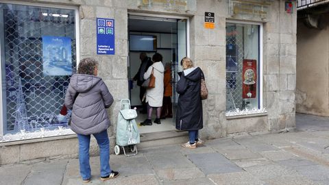 Cola de clientes ayer en la Administración de Lotería número 1 de Viveiro