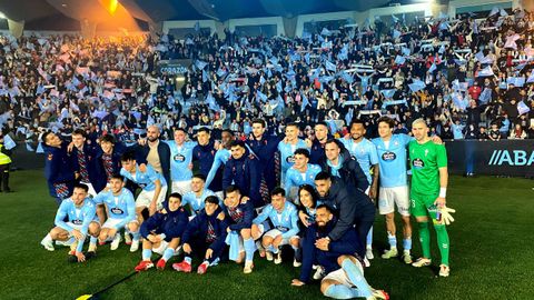 Los jugadores del Celta, tras la victoria ante el Osasuna en el �ltimo partido previo al cierre de la grada de Gol del estadio de Bala�dos.