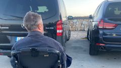 Un vecino de Corrubedo que protesta porque no se respeta la lnea amarilla en el puerto y no puede acceder.