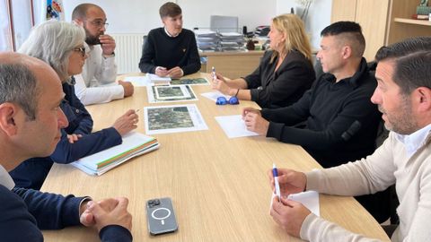 Beatriz Sestayo y su equipo se reunieron con el alcalde de Ribeira, Lus Prez Barral