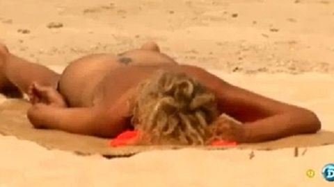 Bibiana Fern�ndez toma el sol desnuda
