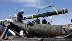 Desembarco de los dos ca�ones de bronce del siglo XVI  hallados en Punta Espi�eirido, cerca de Corrubedo. 15/4/2021