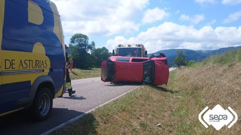 Un herido al volvar su coche en Pravia