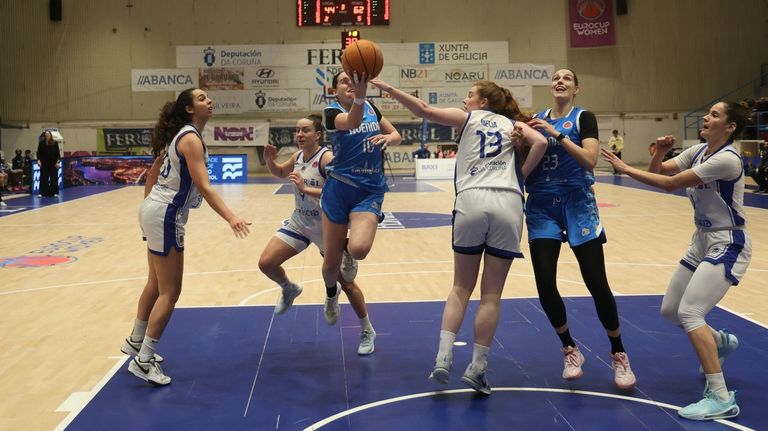 Melia peleando un bal�n en la vuelta de los octavos de final de la Eurocup en A Malata.
