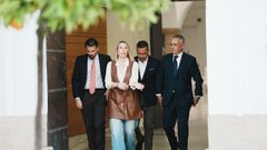 Mar�a Guardiola y el candidato de Vox en Extremadura, �scar Fern�ndez (segundo por la derecha), antes de atender a los medios de comunicaci�n tras alcanzar un acuerdo para un Gobierno de coalici�n en la comunidad