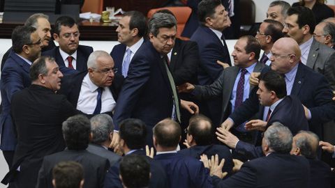 Diputados del partido gubernamental, el islamista Justicia y Desarrollo (AKP), llegan a las manos durante una discusi�n sobre una resoluci�n de seguridad interna en el Parlamento turco en Ankara (Turqu�a).