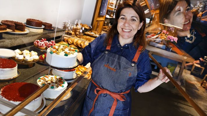 Estefan&iacute;a Franco en S&eacute;mola (Vigo). Dice Pepe Vieira (dos estrellas Michelin) que ha cambiado el concepto de pasteler&iacute;a y que lo hace todo muy bien. Le encantan sus hojaldres y sus tartas. &laquo;El dise&ntilde;o est&aacute; muy presente, pero tambi&eacute;n hay una innovaci&oacute;n en las recetas&raquo;, apunta Estefan&iacute;a Franco, su promotora.