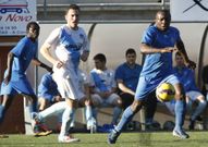 El camari��n Mart�n Kanga lleva un bal�n ante la mirada del sportinguista Josito en San Andr�s. 