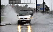 La lluvia y las carreteras con grandes charcos, como estos en el pol�gono, fue la t�nica de la jornada. 