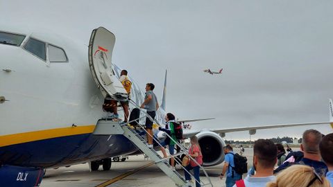 Pasajeros embarcan en un avión de Ryanair en el aeropuerto de Oporto.