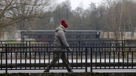 Un hobre con gorro en Monforte de Lemos durante el pasado mes de enero