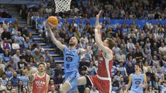 Dominik Mavra ataca la canasta del Murcia incomodado por la defensa de Raieste.