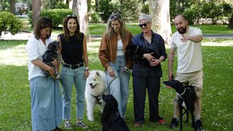 Imagen de archivo de un grupo de personas con sus mascotas.