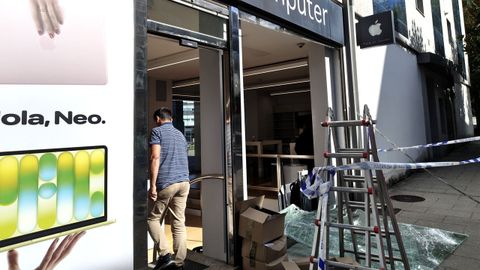 El cristal blindado se desprendi� una vez los ladrones sacaron el veh�culo utilizado en el alunizaje para darse a la fuga