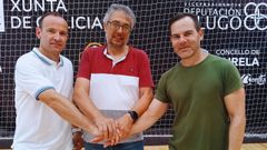 Juanma Marrube (izquierda) y Javier Pardeiro (derecha) posan en Vista Alegre con el presidente del Reyco Burela FS, Jos� Luis S�ez