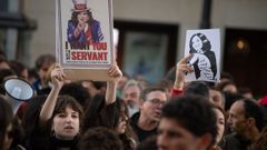 Varias personas sostienen pancartas durante una protesta en el marco de la Huelga General Universitaria, frente a la Consejera de Educacin, a 26 de noviembre de 2025, en Madrid.