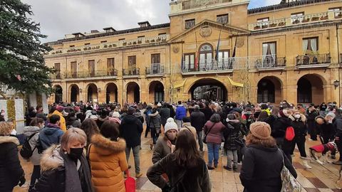 Centeneras de personas se concentran contra del cambio de gestin del albergue municipal