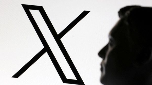 Elon Musk frente al logo de X