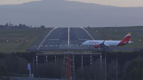 Un avin de la compaa Iberia en el aeropuerto Rosala de Castro de Santiago