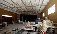 Imagen de las obras para reparar el techo que se est�n acometiendo en el local.
