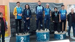 El burelense Marcelo Lanza, en el centro, se proclamó campeón gallego M50 de 10 kilómetros en ruta.