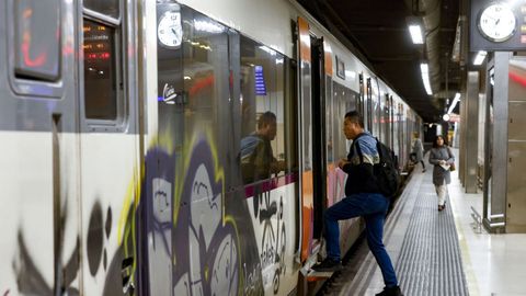 Aspecto de la Estaci�n de Sants de Barcelona este lunes cuando el servicio de Rodalies no recupera la normalidad previa a la crisis de movilidad, pues los usuarios tendr�n que subirse a autobuses para cubrir a�n una decena de tramos de v�a que siguen sin estar operativos, mientras Adif trabaja en 31 puntos de la red para hacer reparaciones de urgencia