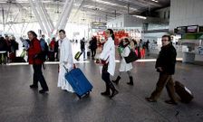 Los investigadores Parga Pondal simularon la pasada semana su emigraci�n laboral.