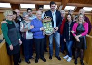 El tallista estradense estuvo arropado por familia y amigos durante el acto de homenaje. 